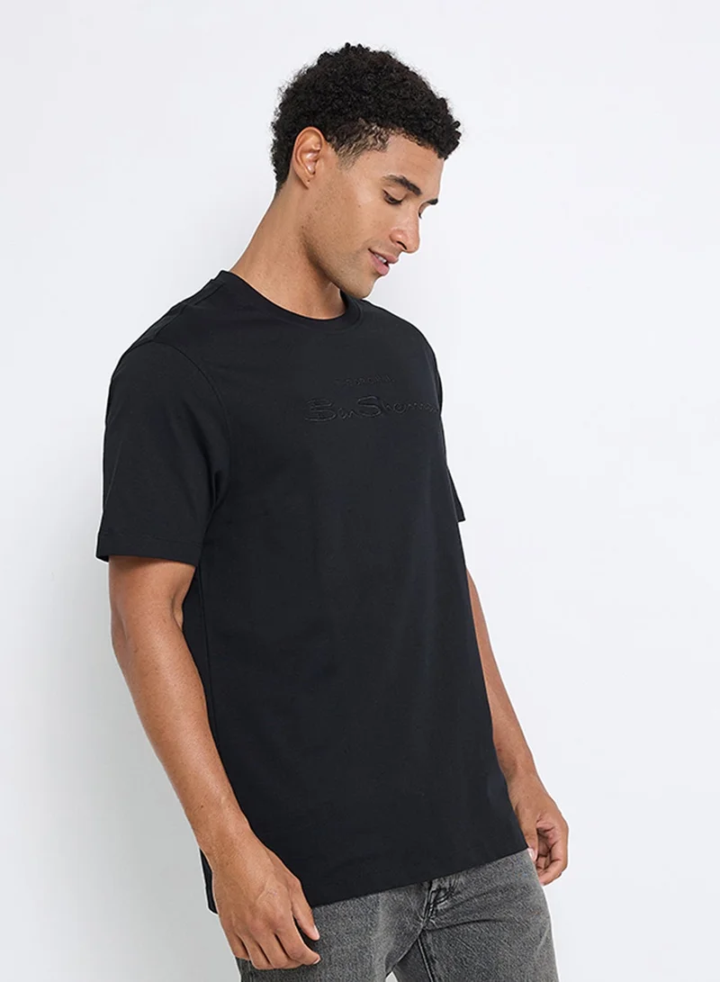 بين شيرمان تيشيرت بياقة دائرية وشعار مطرز